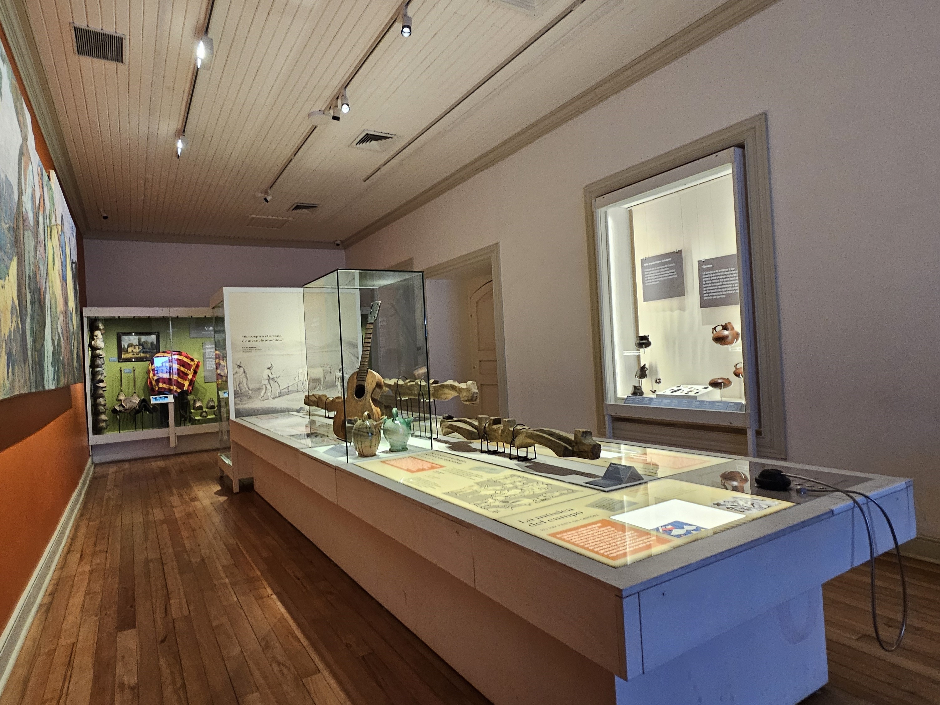 Fotografía de una Exposición del museo con objetos destacados y audio descripción